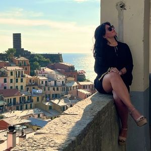 I’m new to Poshmark but not new to SHOPPING.😍